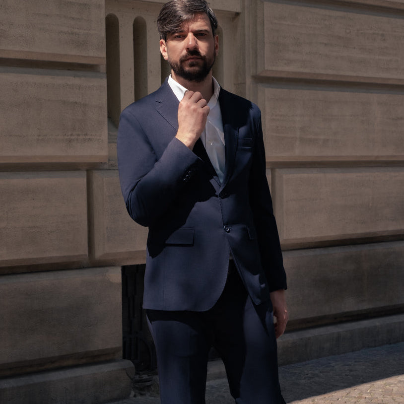 Abito uomo blu navy indossato - eleganza sartoriale Made in Italy | New Gersi